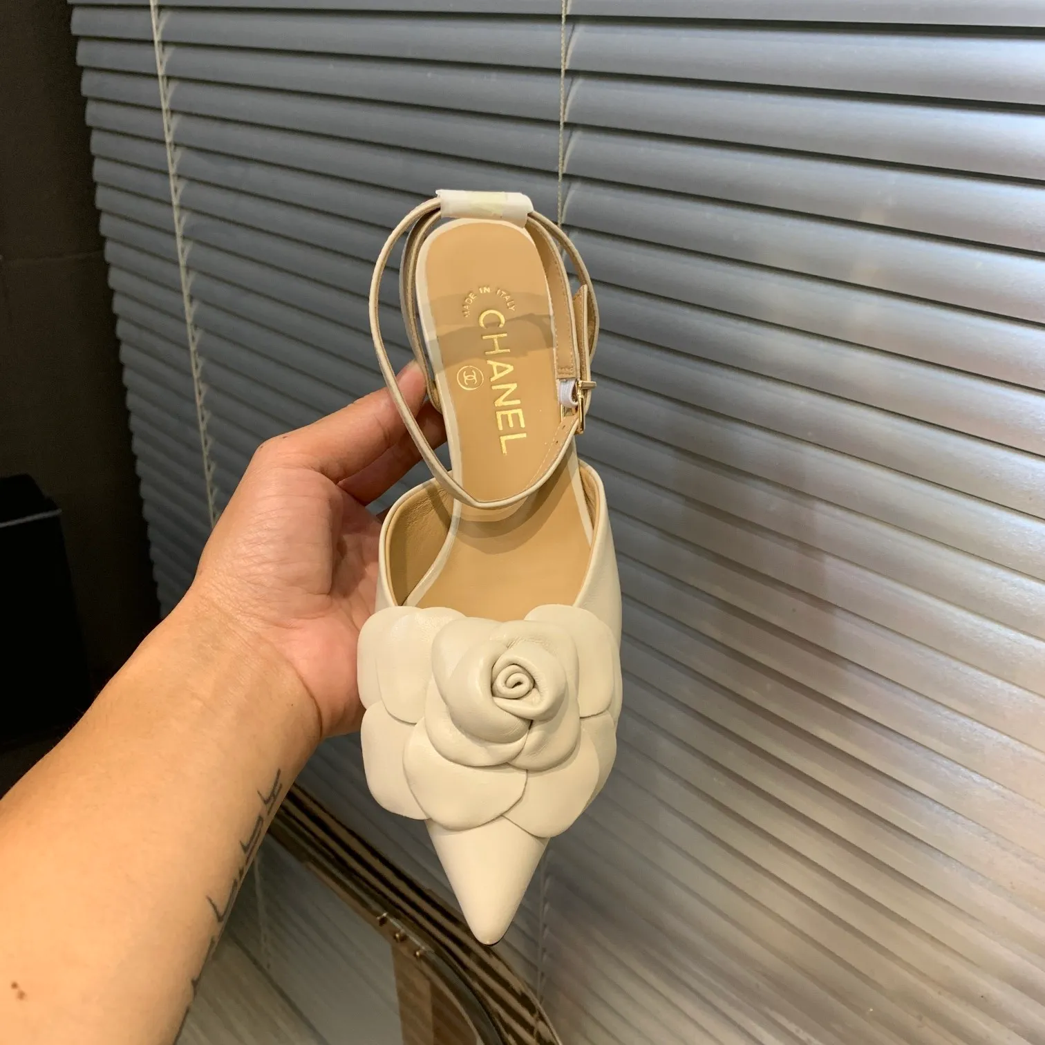 👟👟Ex-factory price 600👟👟 🍀Chanel's new flagship series of sandals in the counter are newly released 2022S summer series, exquisite retro shoes, the latest camellia flower design of Jindian Xiaoxiang on the upper is exquisite and fashionable, a popular model among domestic and foreign bloggers Upper: original Italian imported sheepskin original one-to-one sheepskin handmade camellia🌸 Inner lining: imported mixed sheepskin lining Outsole: Genuine leather outsole imported from Italy Size number: 35-39 (40, 41 customization is non-returnable) Heel height: 4cm Delivered with luxurious latest counter packaging